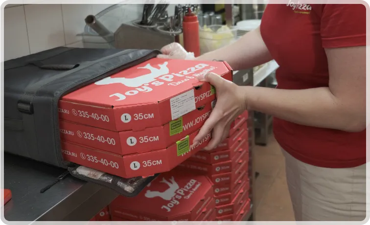 Курьер с коробками Joy's Pizza